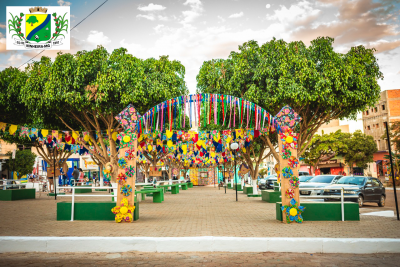 COM EMPENHO DA SECRETARIA DE EDUCAÇÃO PREFEITURA ORNAMENTA A PRAÇA ELIEZER PENA.